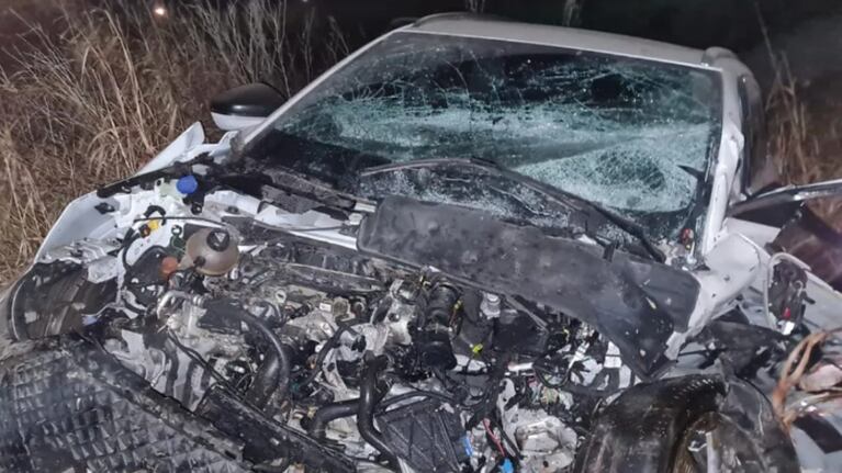 Dos autos chocaron de frente y murió una mujer. Foto: Policía