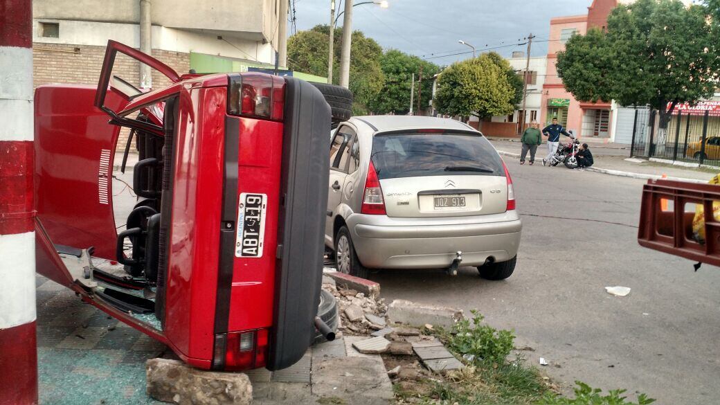 Dos autos chocaron en una esquina de barrio General Bustos.