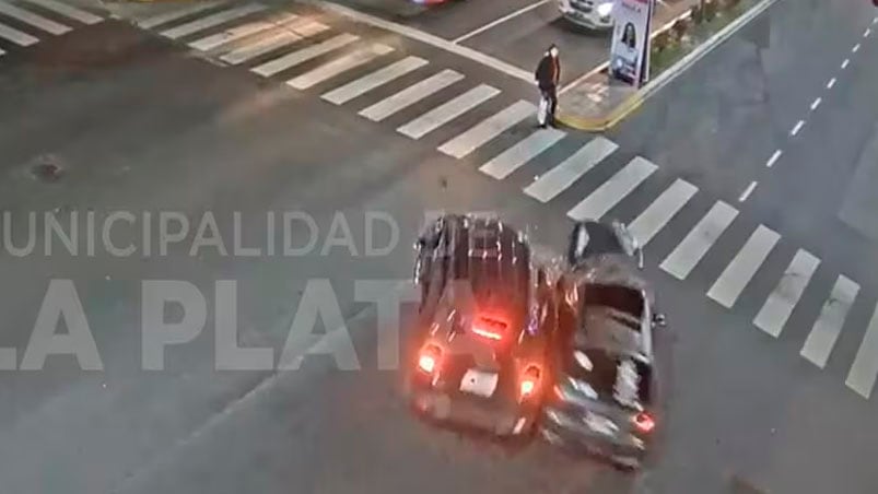 Dos autos chocaron y casi matan a una peatona. 