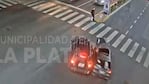 Dos autos chocaron y casi matan a una peatona. 