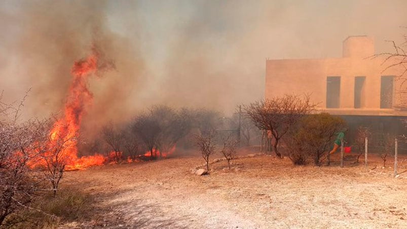 Dos aviones hidrantes colaboraron en el sector. 