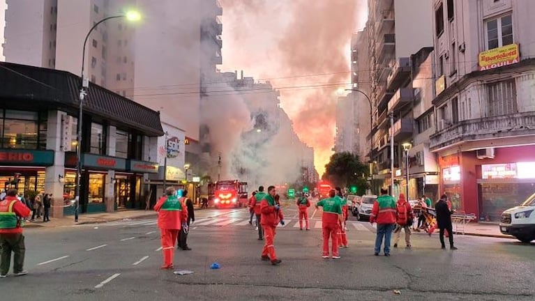 Dos bomberos murieron tras un incendio y explosión en una perfumería