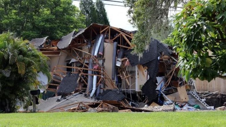 Dos casas fueron tragadas por un enorme pozo