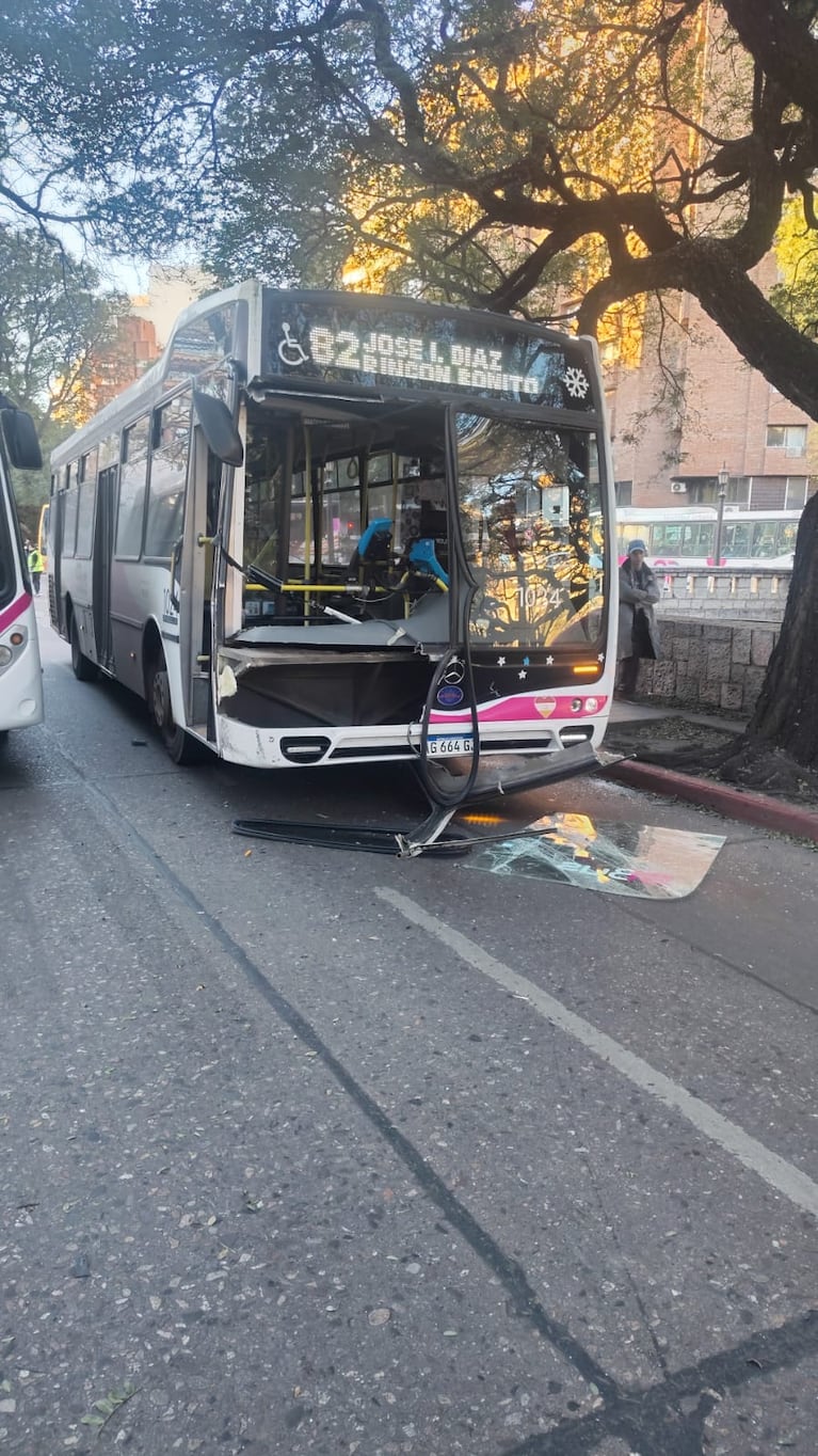 Dos colectivos chocaron en Córdoba.