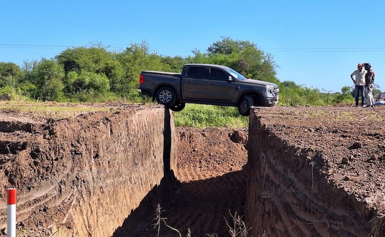 Dos cordobeses se salvaron de milagro: por una obra mal señalizada su camioneta quedó colgada de un barranco