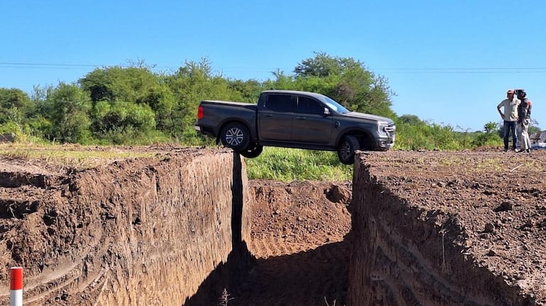 Dos cordobeses se salvaron de milagro: por una obra mal señalizada su camioneta quedó colgada de un barranco