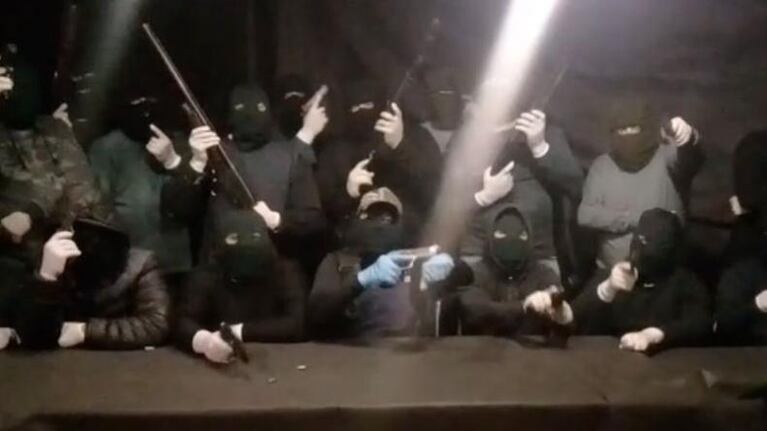Dos de los 17 protagonistas del video fueron identificados y detenidos.