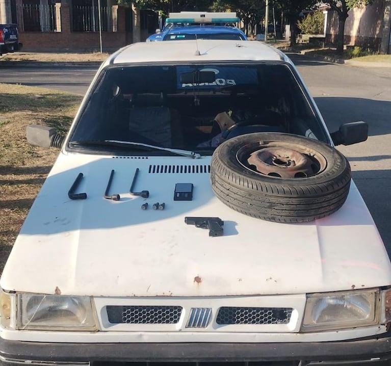 Dos delincuentes fueron atrapados robando ruedas.