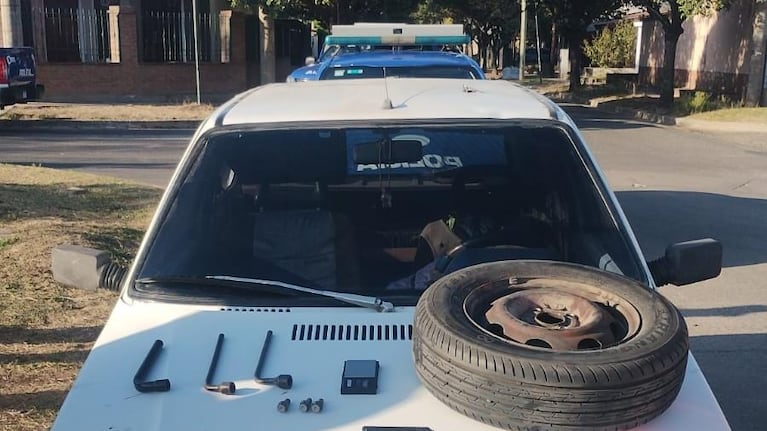 Dos delincuentes fueron atrapados robando ruedas.