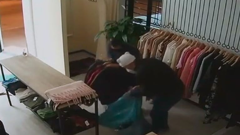 Dos delincuentes ingresaron al local y se llevaron varias bolsas con ropa. (Captura video)
