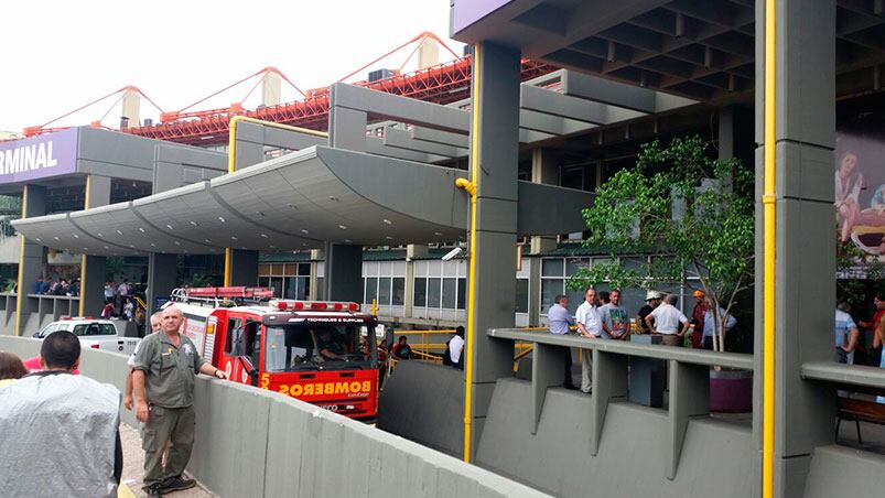 Dos dotaciones de Bomberos trabajaron para controlar el fuego.