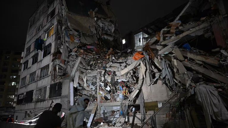 Dos fuertes terremotos sacudieron a Venezuela provocando el colapso de edificios y viviendas: confirmaron seis argentinos muertos, siete desaparecidos y cuatro rescatados.