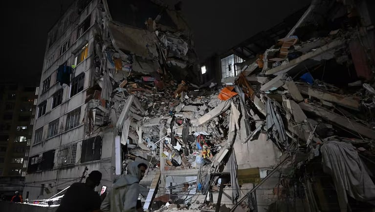 Dos fuertes terremotos sacudieron a Venezuela provocando el colapso de edificios y viviendas en Caracas.