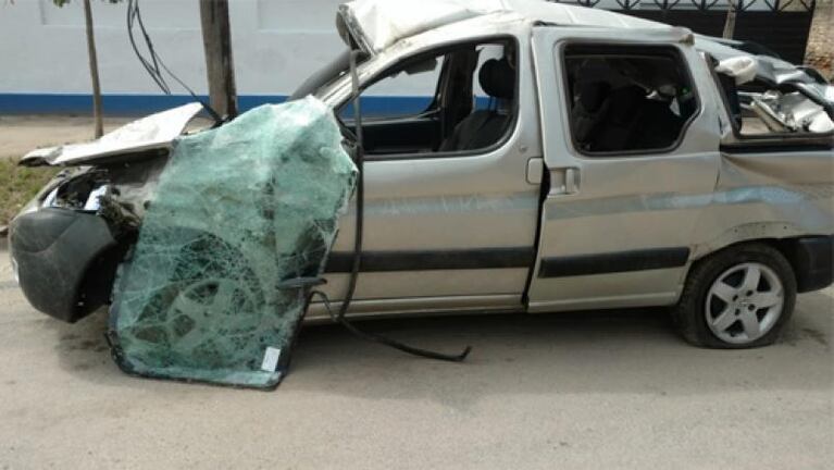 Dos heridos dejó un espectacular vuelco en la Autopista Córdoba-Rosario