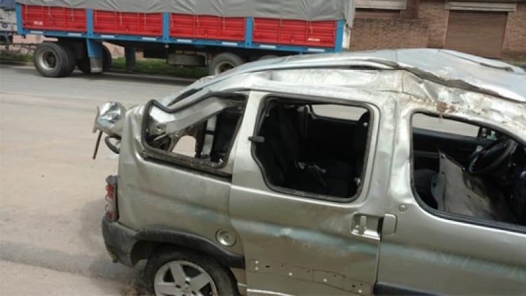 Dos heridos dejó un espectacular vuelco en la Autopista Córdoba-Rosario
