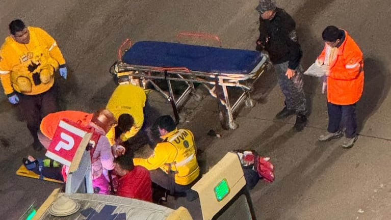 Dos heridos grave por el choque de una moto contra una reja en avenida Sabattini frente a la Terminal