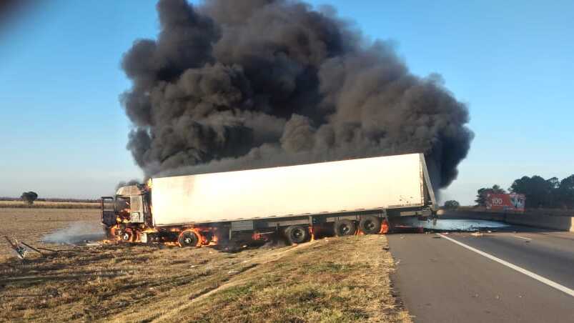 Dos heridos tras el choque en cadena de tres camiones y una moto