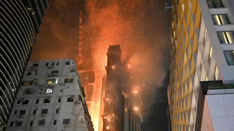 Dos heridos tras el voraz incendio en un edificio. 