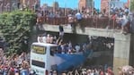 Dos hinchas se lanzaron desde un puente y uno cayó al asfalto. 