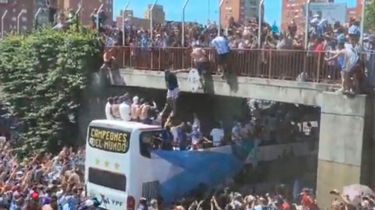 Dos hinchas se lanzaron desde un puente y uno cayó al asfalto.