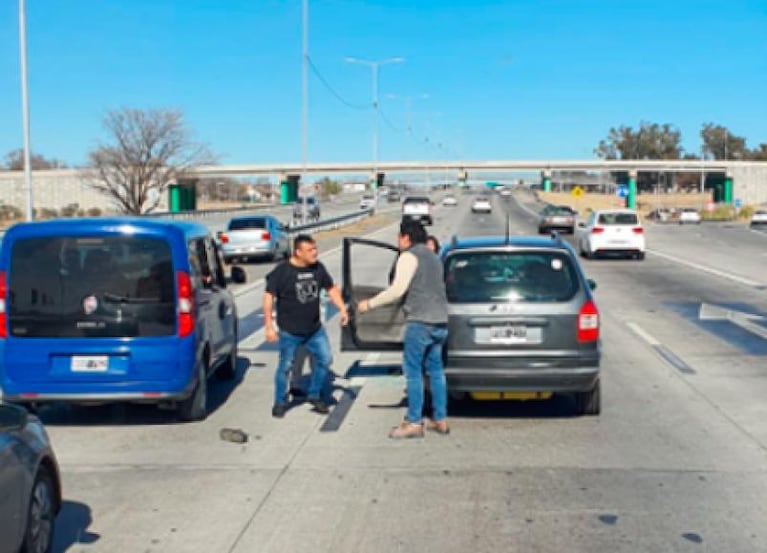 Dos hombres, a las trompadas en plena avenida Circunvalación