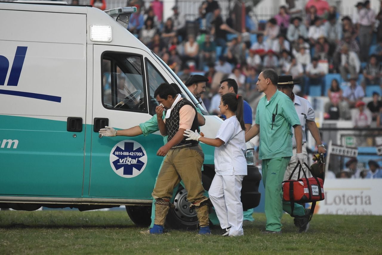 Dos jinetes fueron trasladados en ambulancia. Foto: Lucio Casalla / ElDoce.tv.