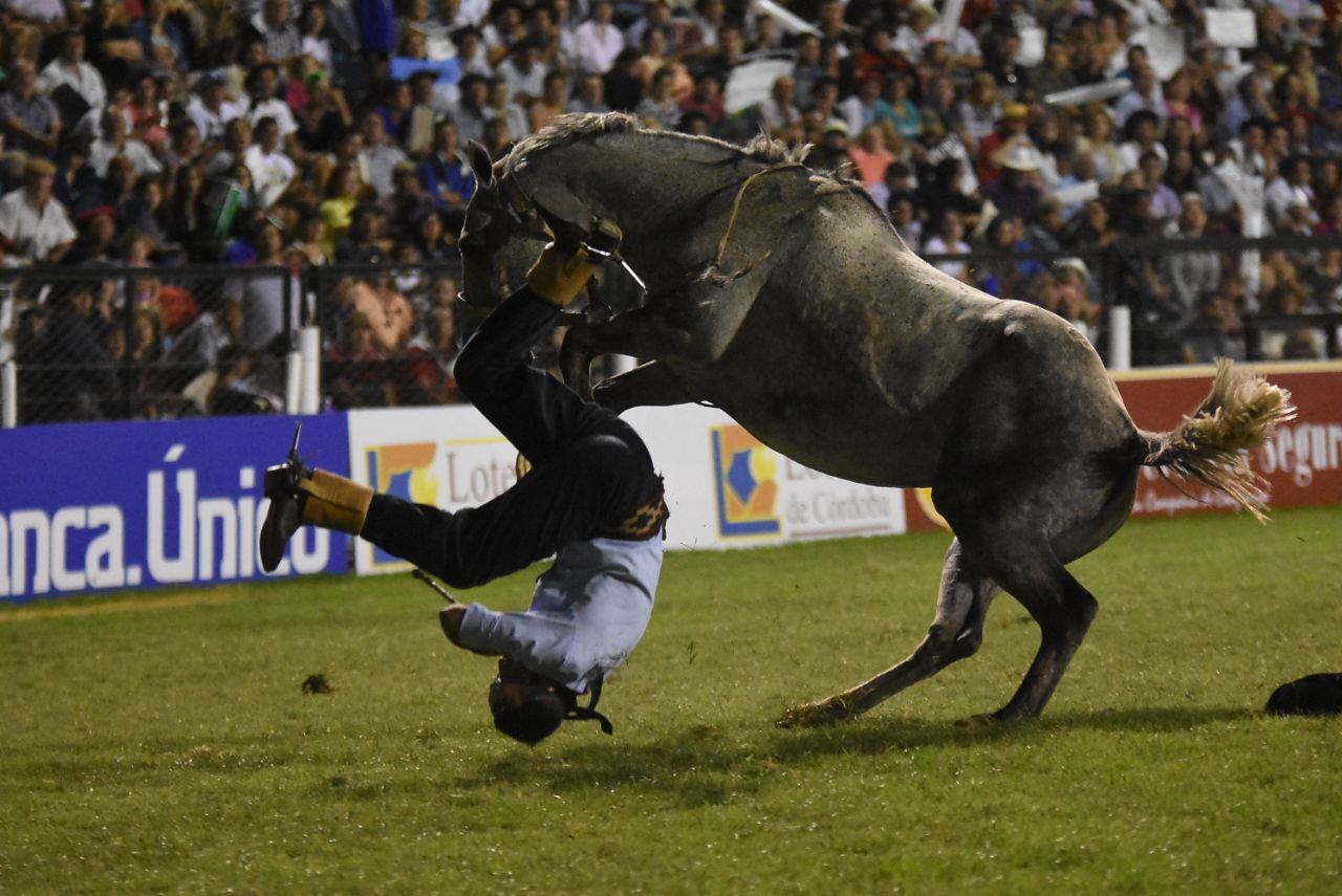 Dos jinetes fueron trasladados en ambulancia. Foto: Lucio Casalla / ElDoce.tv.