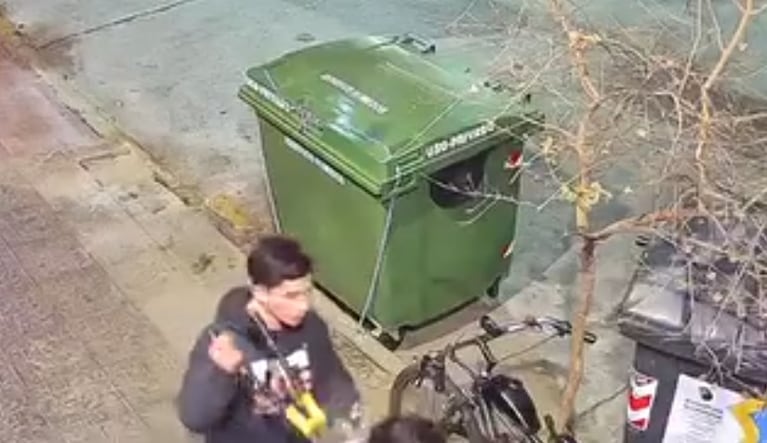 Dos jóvenes delincuentes se llevaron una bici moto en Nueva Córdoba.
