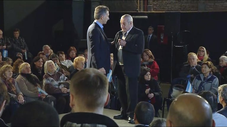Dos jubilados subieron al escenario y dialogaron con Macri. 