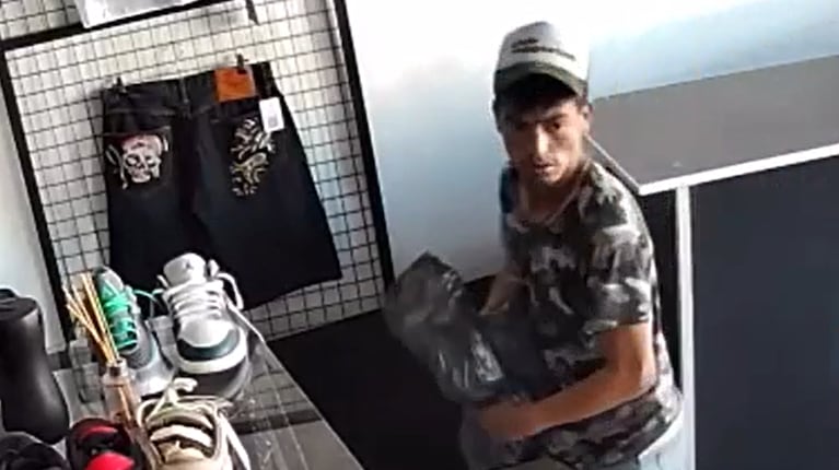 Dos ladrones desvalijaron un local de ropas