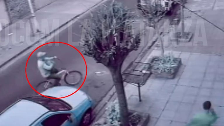 Dos ladrones en bicicleta asaltaron a un joven de manera violenta.