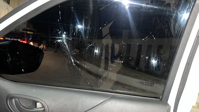 Dos móviles policiales fueron dañados en los incidentes.