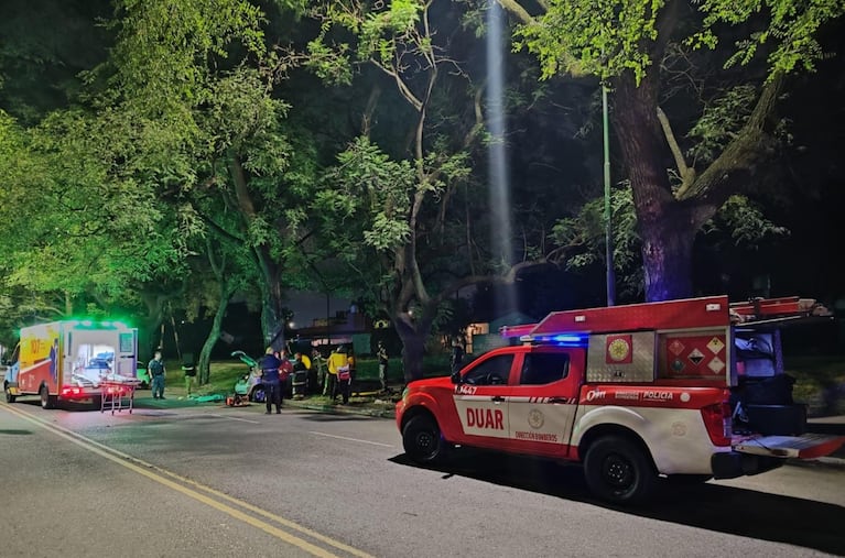 Dos muertos y cinco heridos tras el terrible choque de un auto contra un árbol en Córdoba