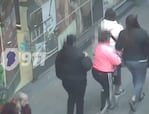 Dos mujeres roban silenciosamente en pleno centro