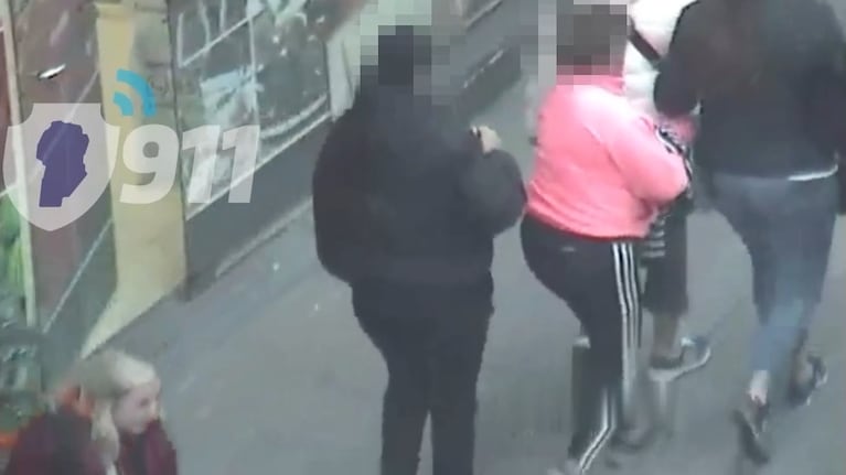 Dos mujeres roban silenciosamente en pleno centro