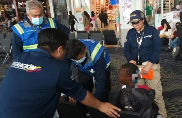 Dos nenes fueron abandonados en el aeropuerto de Colombia y deambularon por das