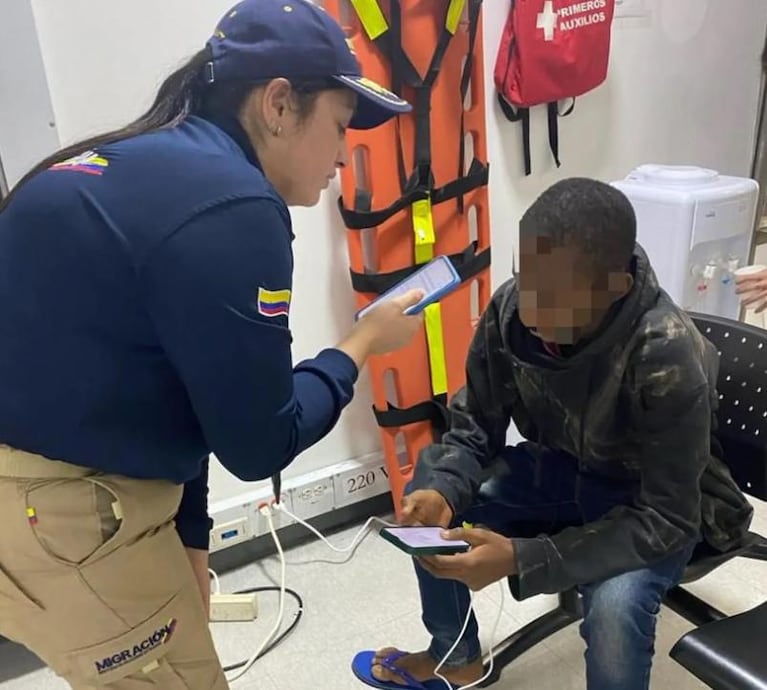 Dos nenes fueron abandonados en el aeropuerto de Colombia y deambularon por das