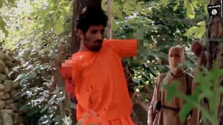 Dos niños del ISIS le cortaron los brazos y decapitaron a un espía 