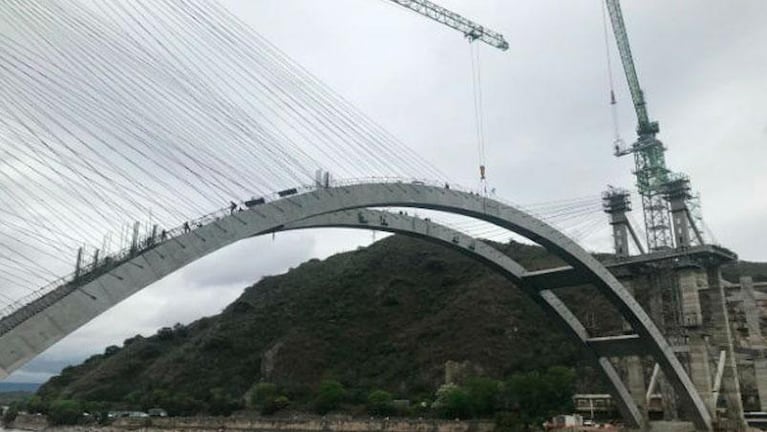 Dos obreros se cayeron del puente del Lago San Roque y sufrieron graves heridas