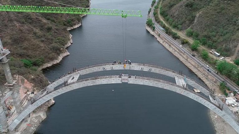 Dos obreros se cayeron del puente del Lago San Roque y sufrieron graves heridas