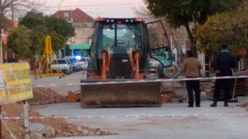 Dos operarios quedaron atrapados tres metros bajo tierra.