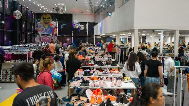 Dos pares de zapatillas por 30 mil pesos y 800 mil productos al 50%: el Outletazo en Córdoba