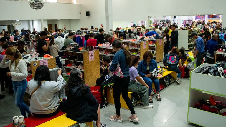 Dos pares de zapatillas por 30 mil pesos y 800 mil productos al 50%: el Outletazo en Córdoba