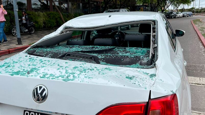 Dos personas circulaban en el auto dañado. Foto: Andy Ferreyra/El Doce.