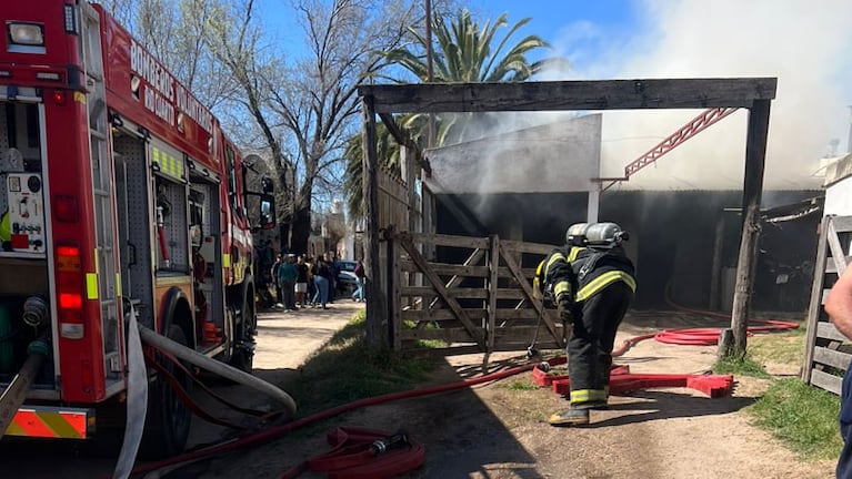 Dos personas en grave estado tras el incendio en una casa en Río Cuarto.