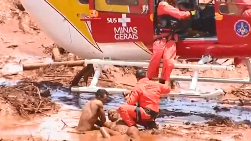 Dos personas eran rescatadas en medio de la avalancha de barro.