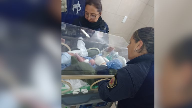 Dos policías asistieron a una mamá en un parto y salvaron la vida del bebé: el grave cuadro que tenía