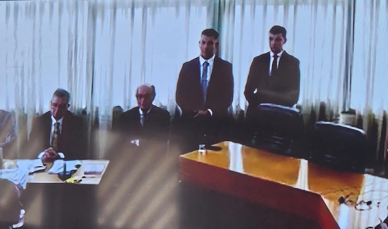 Dos policías de traje custodiaron a González en la sala.