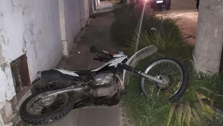 Dos policías en moto fueron chocados de atrás por un auto en un semáforo