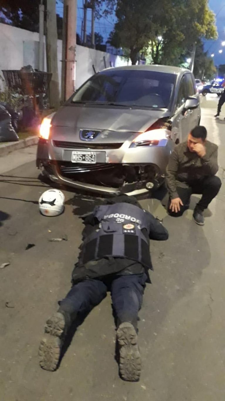 Dos policías en moto fueron chocados de atrás por un auto en un semáforo